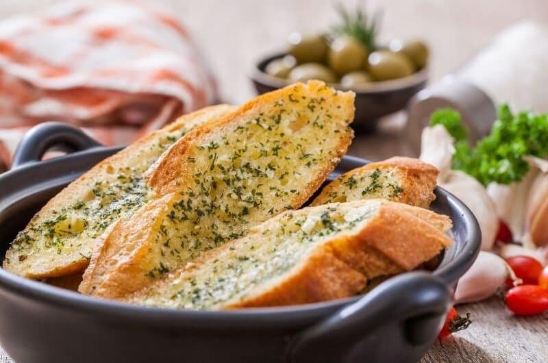 วิธีทำขนมปังกระเทียม แบบง่าย (Garlic Bread)