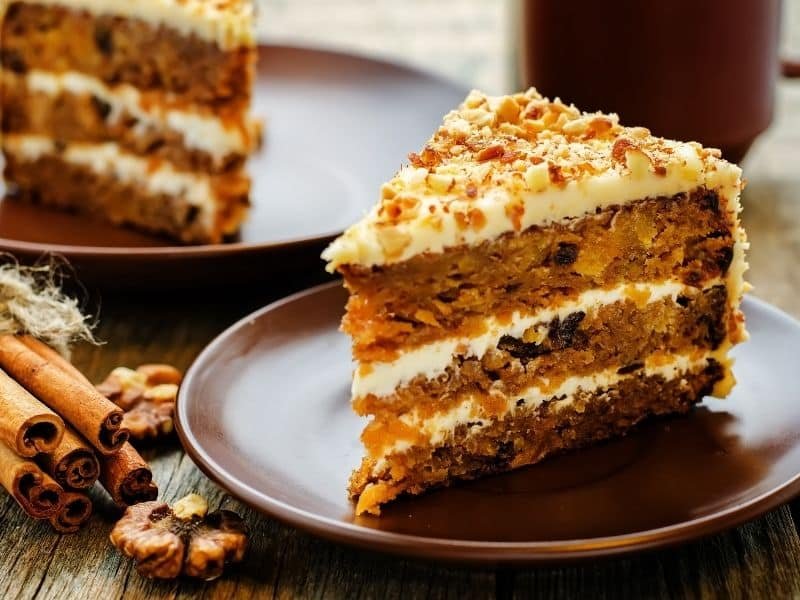 เค้กแครอท สูตรลับให้เนื้อเค้กนุ่ม เด้ง หอมกว่าใคร (Classic Carrot Cake)