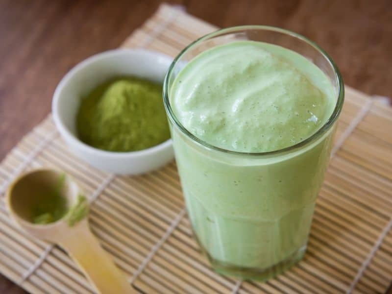 เครื่องดื่มคีโต มัชฉะอะโวกาโด้สมูทตี้ สดชื่น อิ่มท้อง (Keto Matcha Avocado Smoothie)