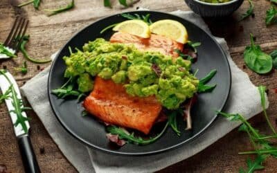 เมนูแซลมอนคลีน สเต็กปลาแซลมอนราดซัลซ่าอะโวกาโด้ อร่อย มีประโยชน์ (Salmon Steak with Avocado Salsa)