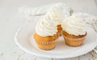 สูตรและวิธีทำคัพเค้กวนิลา ง่ายๆ หอมๆ ใช้เวลาไม่นาน (Vanilla Cupcake)