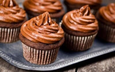 ครีมสดแต่งหน้าเค้ก รสช็อกโกแลต สูตรและวิธีทำง่ายๆ เพียง 6 นาที (Chocolate Buttercream Frosting)